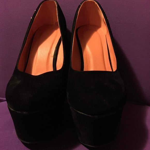 Heels - Picture 2 of 5